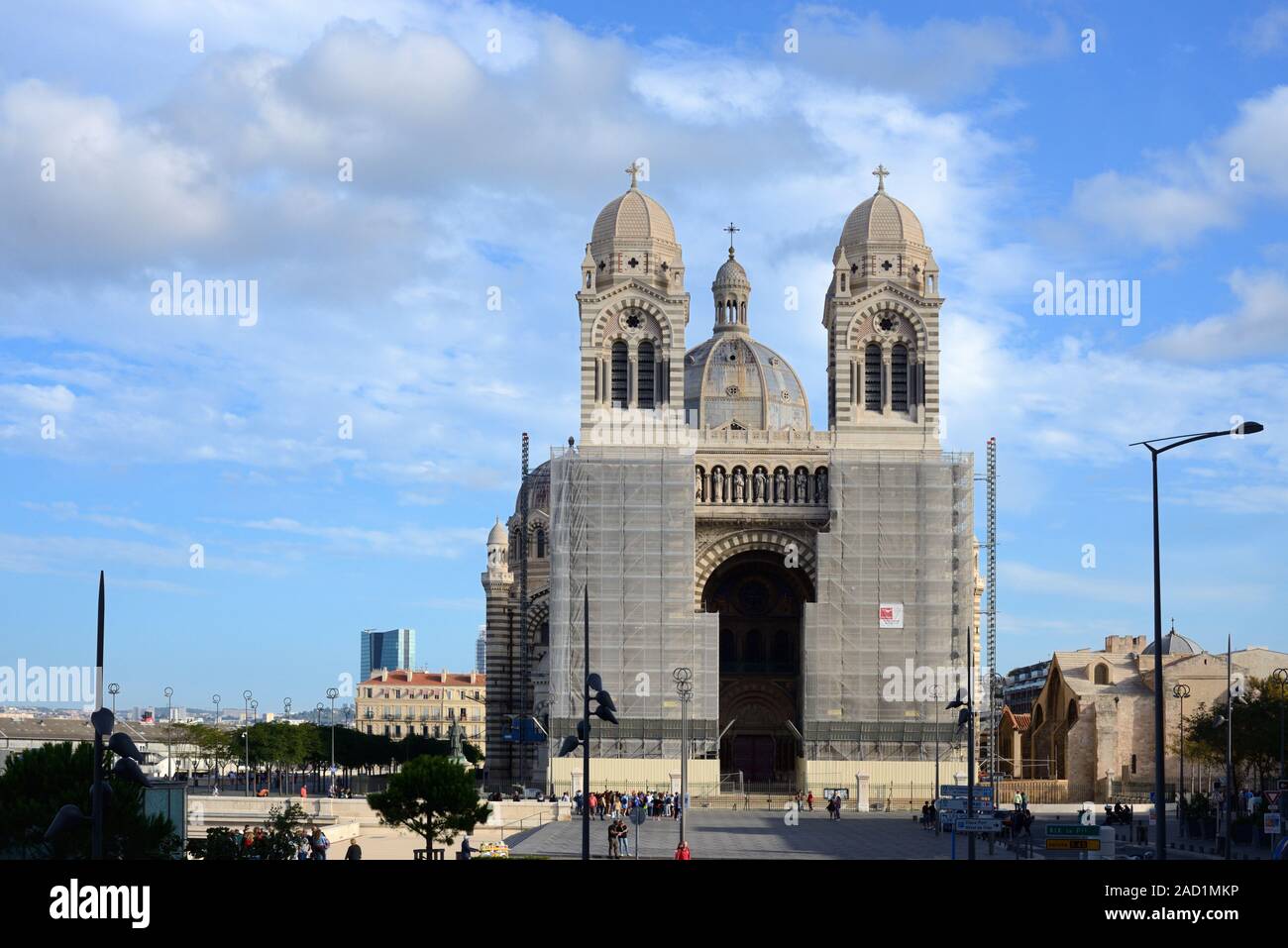 Un échafaudage recouvrant la façade principale à l'Est de Marseille Cathedra lors de la rénovation, Cathédrale de la Major (1852-96) Marseille Provence France Banque D'Images