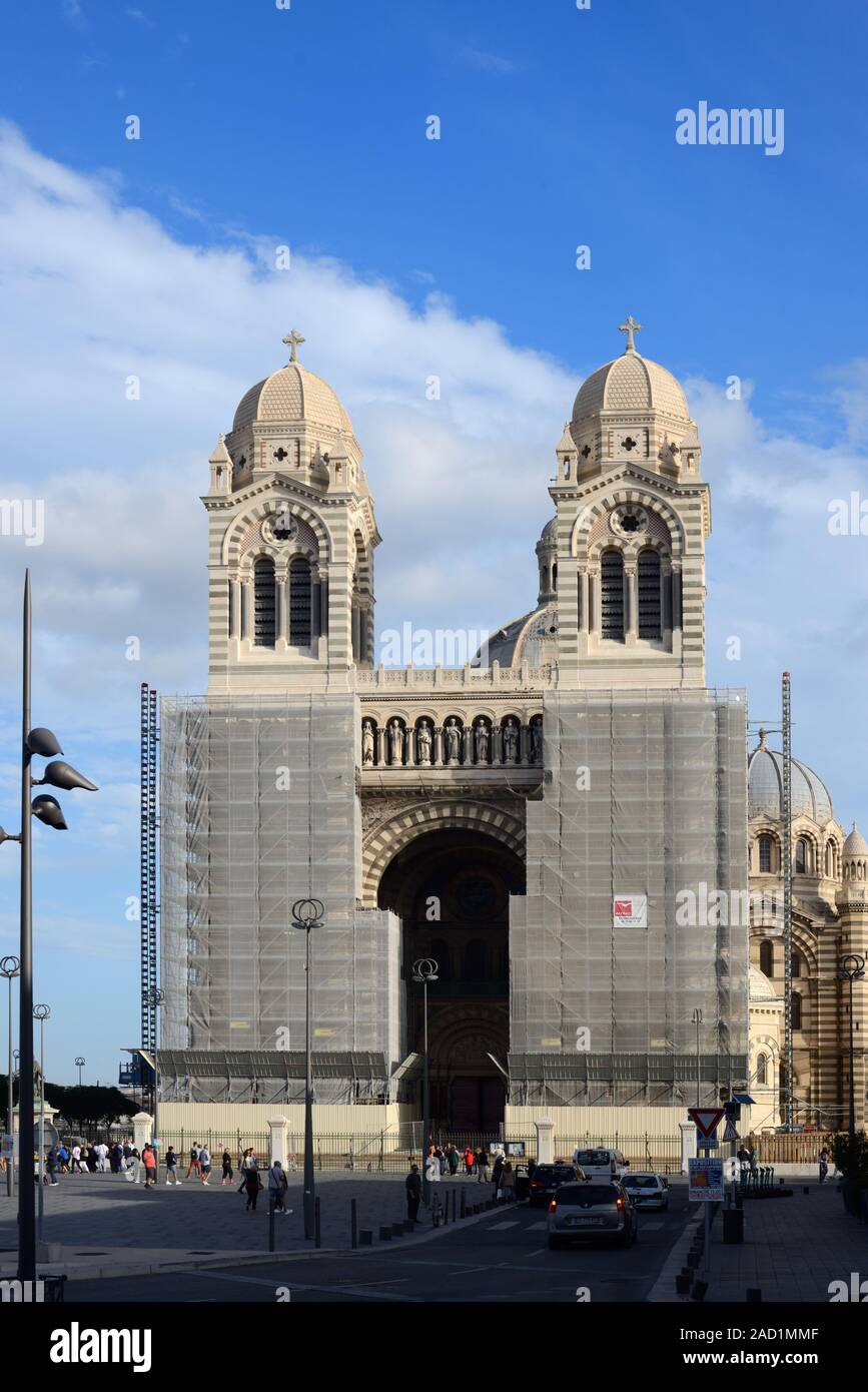 Un échafaudage recouvrant la façade principale à l'Est de Marseille Cathedra lors de la rénovation, Cathédrale de la Major (1852-96) Marseille Provence France Banque D'Images