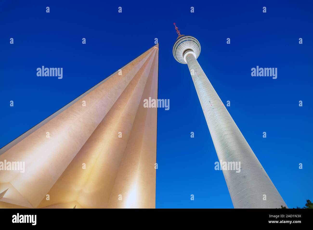 Autre vue de la célèbre Tour de télévision de Berlin dans la nuit Banque D'Images