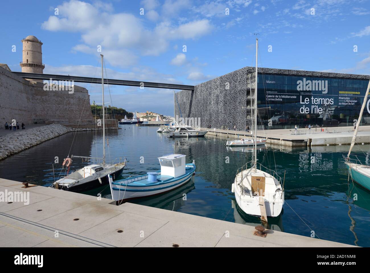 Nouveau Port avec bateaux de pêche modernes & MUCEM Musée, conçu par Rudy Ricciotti (2013) & (à gauche) Fort Saint Jean à l'Ent pour Vieux Port Marseille France Banque D'Images