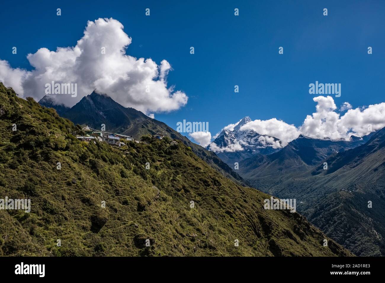 Voir l'Imja Khola jusqu'à la montagne de la vallée de Mt. L'Ama Dablam et Mong La village Banque D'Images