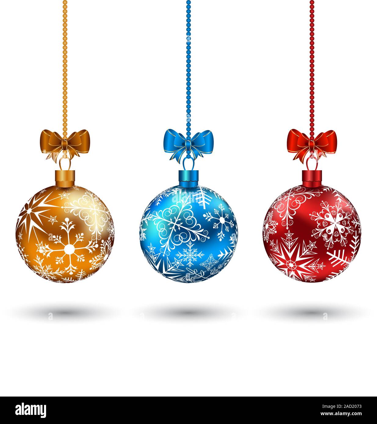Boules de Noël multicolore avec des arcs isolé sur fond blanc Banque D'Images