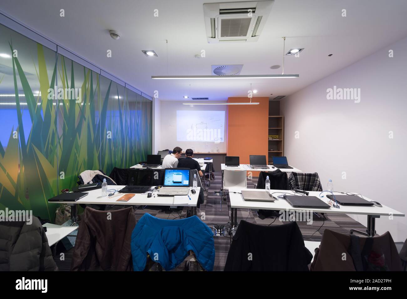 Il classe les étudiants en informatique Banque D'Images