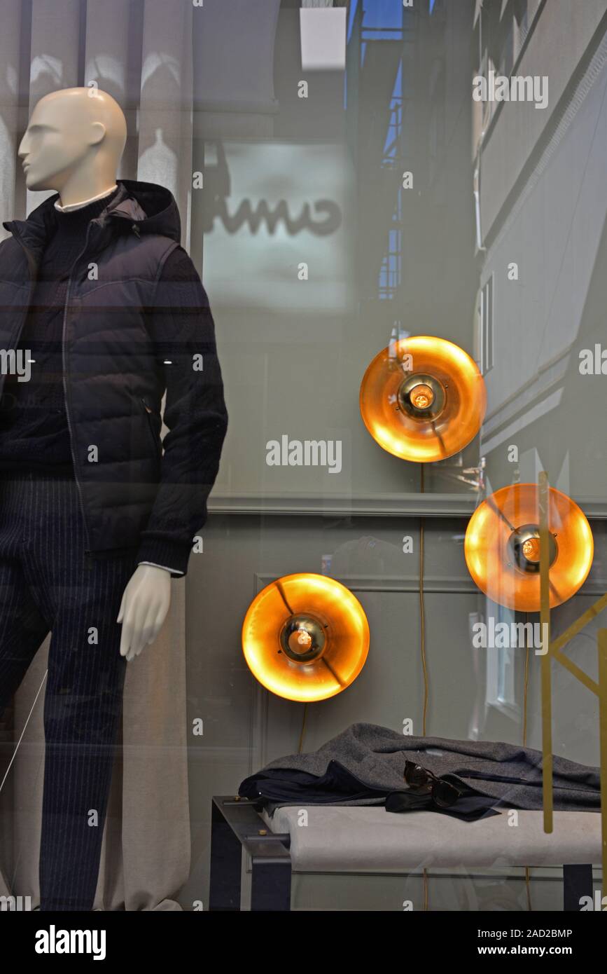 Mannequin dans une vitrine. Concept : le commerce de détail, le shopping. Banque D'Images