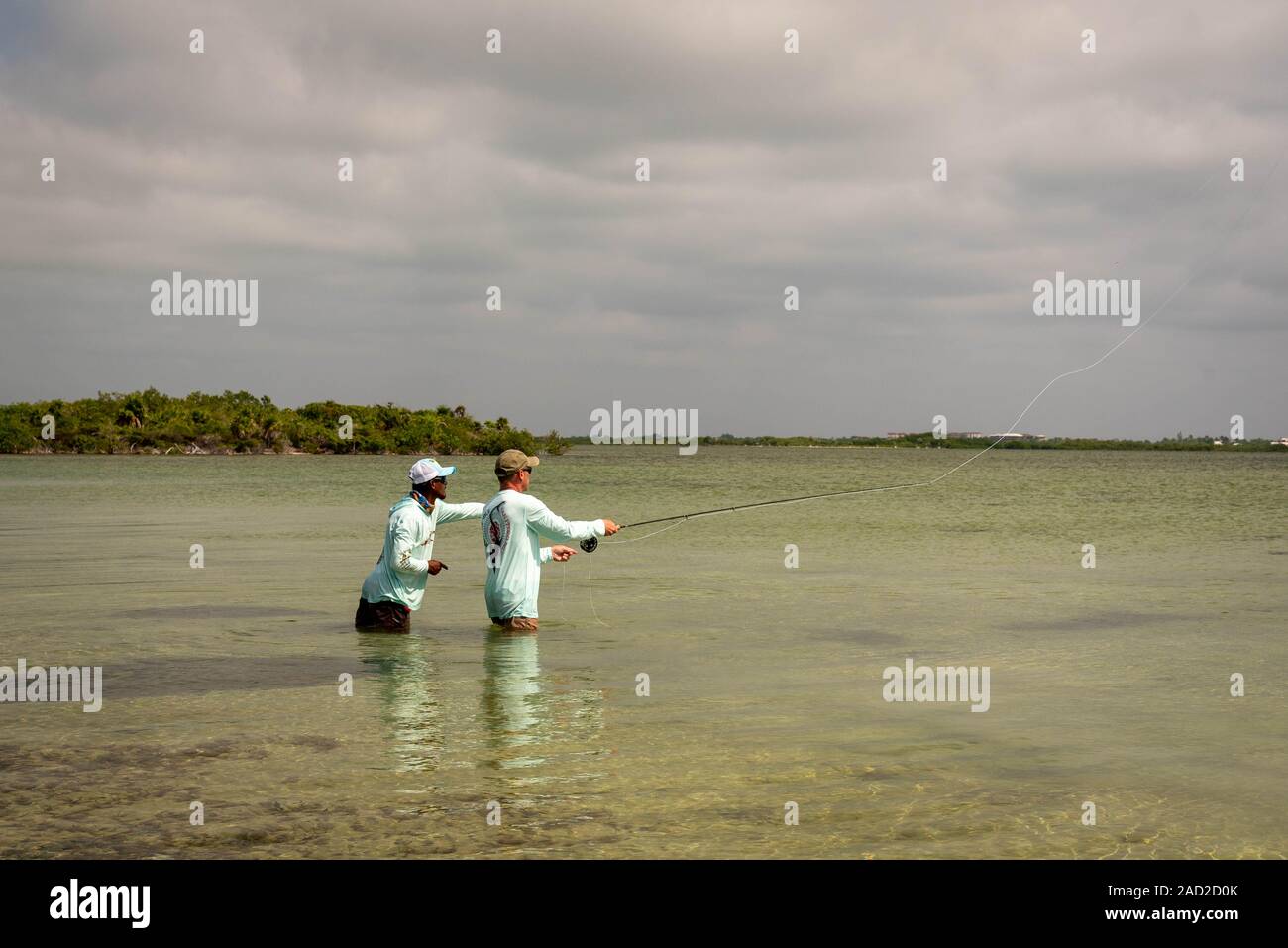 Ambergris Caye, Belize - 16 novembre, 2019. Un guide de pêche de Béliziens soulignant l'école de bonefish sur les flats sur la petite île des Caraïbes. Banque D'Images
