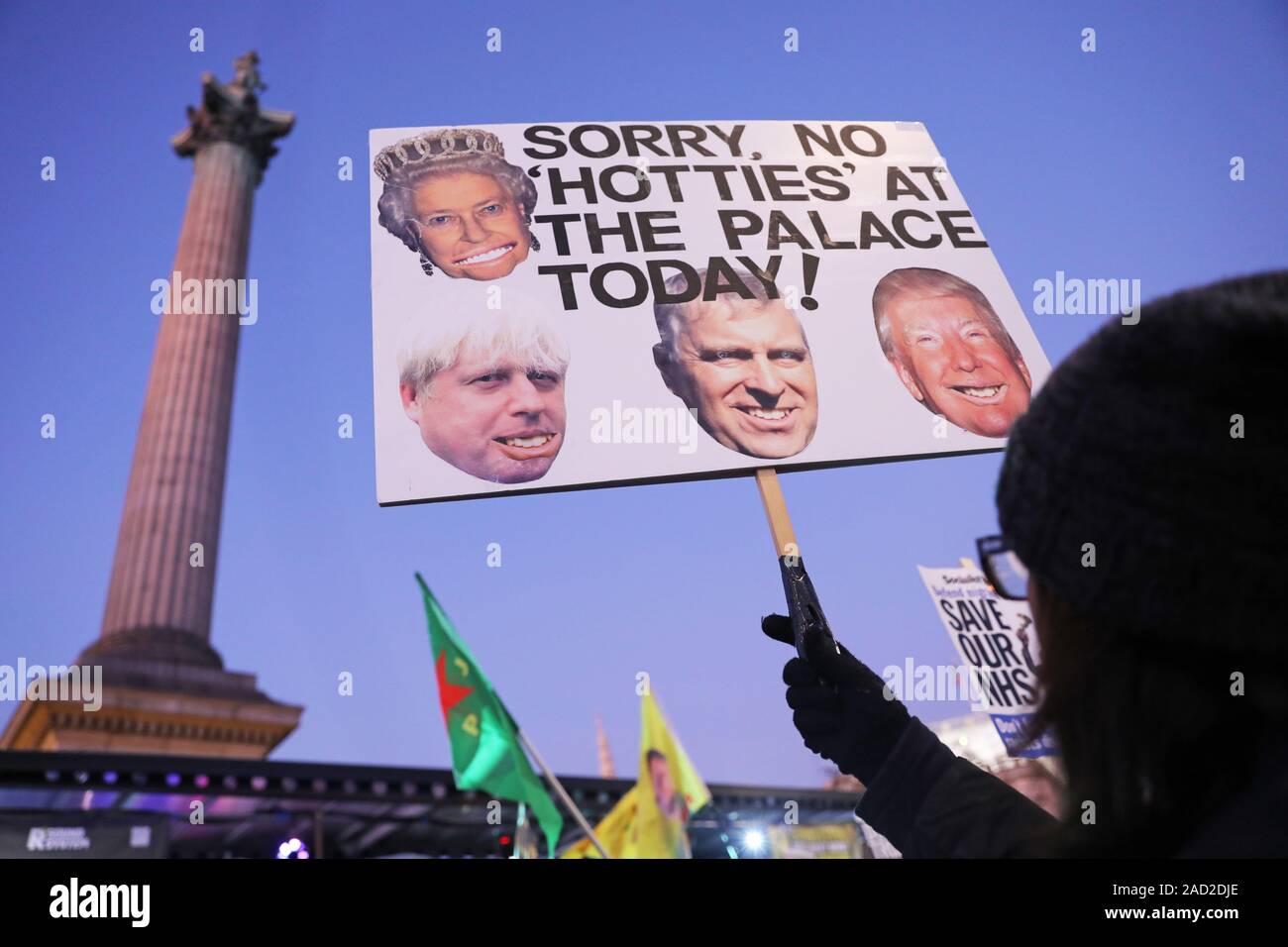 Les gens se rassemblent à Trafalgar Square, Londres, pour un 'NHS' Hands off notre protestation contre Donald Trump, qui est dans la capitale que les dirigeants de l'Otan pour célébrer 70 ans de l'alliance. Banque D'Images