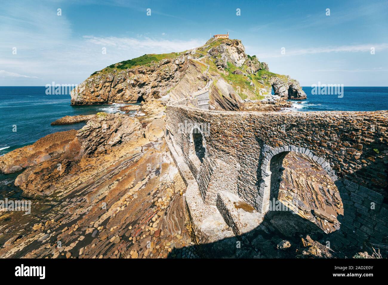 Espagne, Pays Basque, de San Juan de Gaztelugatxe, vue de l'îlot et pont Banque D'Images