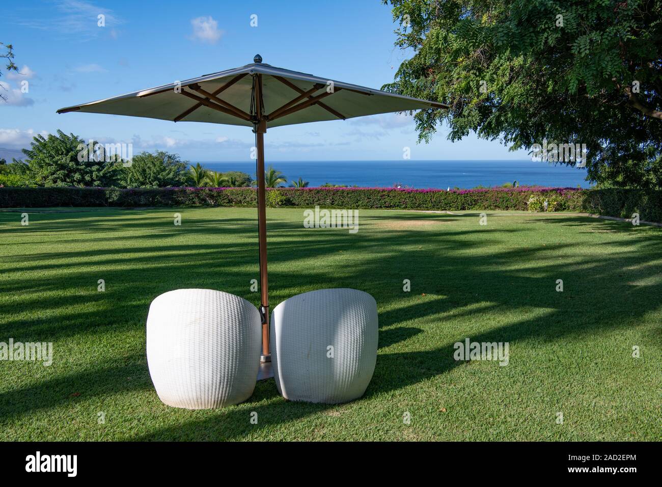 chaise et parasol donnant sur la mer sur les terrains de Maui, Hawaii, États-Unis Banque D'Images