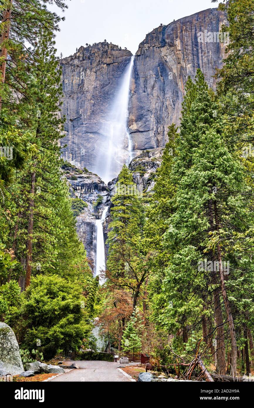Yosemite Falls, la plus haute cascade du Yosemite National Park, Californie Banque D'Images