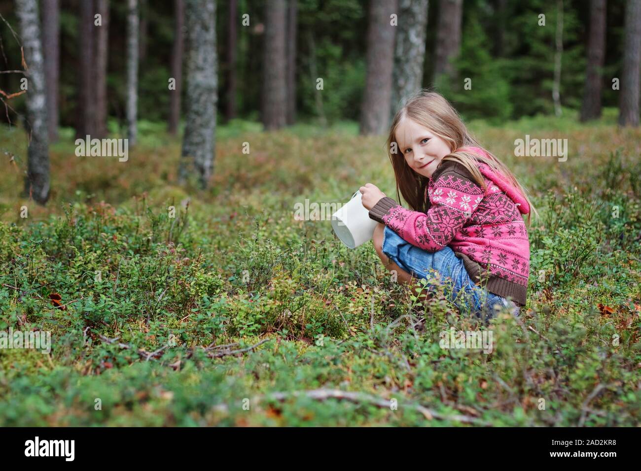 Girl picking berries Banque D'Images