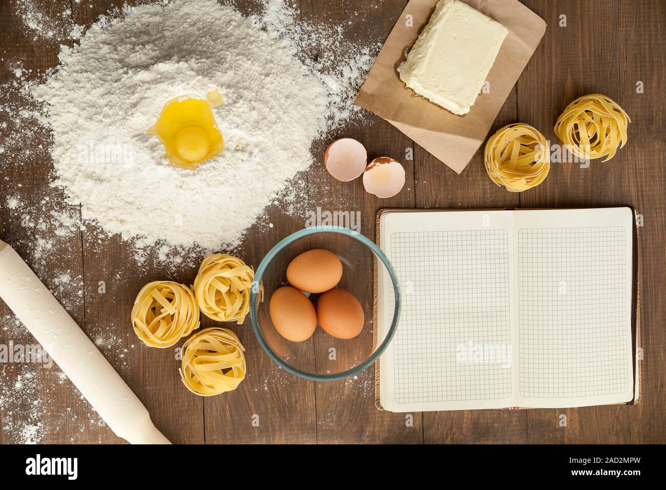 La cuisine savoureuse et l'écriture de recette dans ouvrir effacer la note. Avec des ingrédients comme le beurre Banque D'Images