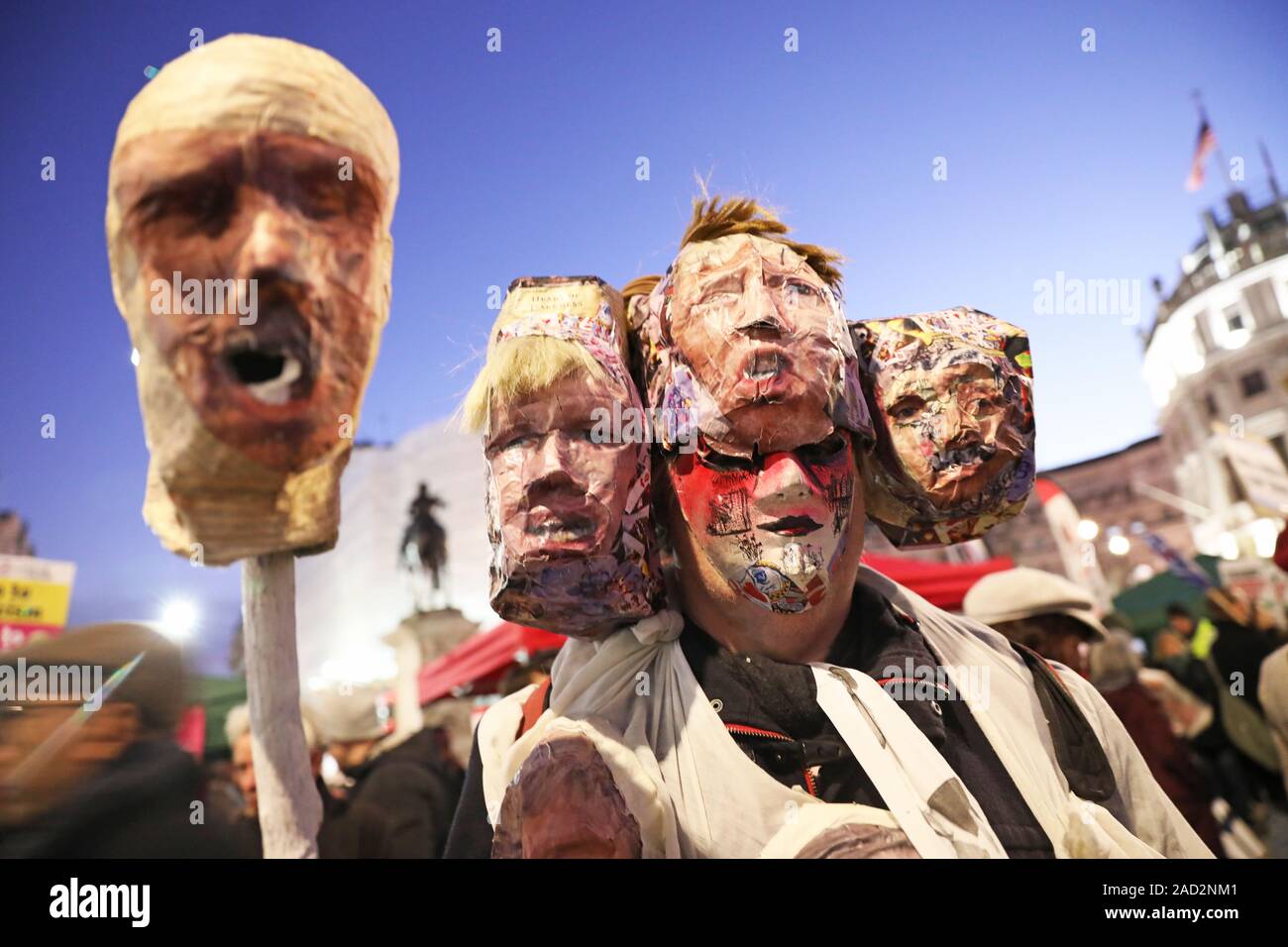 Les gens se rassemblent à Trafalgar Square, Londres, pour un 'NHS' Hands off notre protestation contre Donald Trump, qui est dans la capitale que les dirigeants de l'Otan pour célébrer 70 ans de l'alliance. Banque D'Images