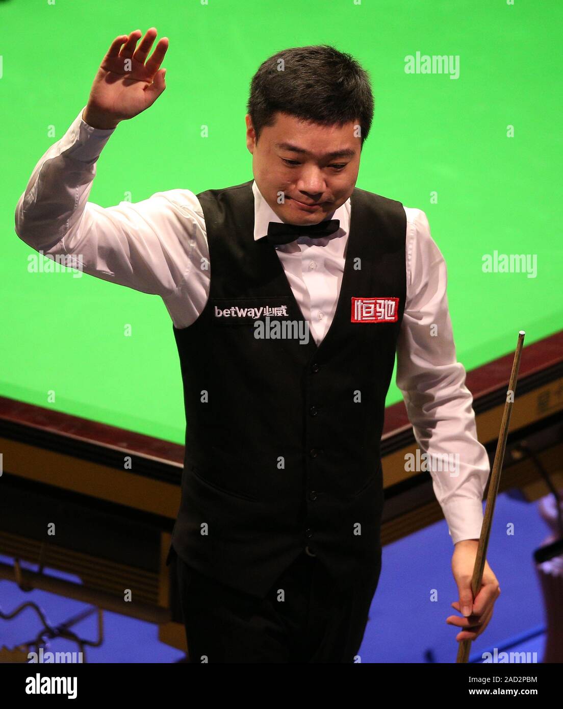 Ding Junhui après sa victoire sur Ali Carter pendant sept jours du Championnat du Royaume-Uni Betway au York Barbican. Banque D'Images