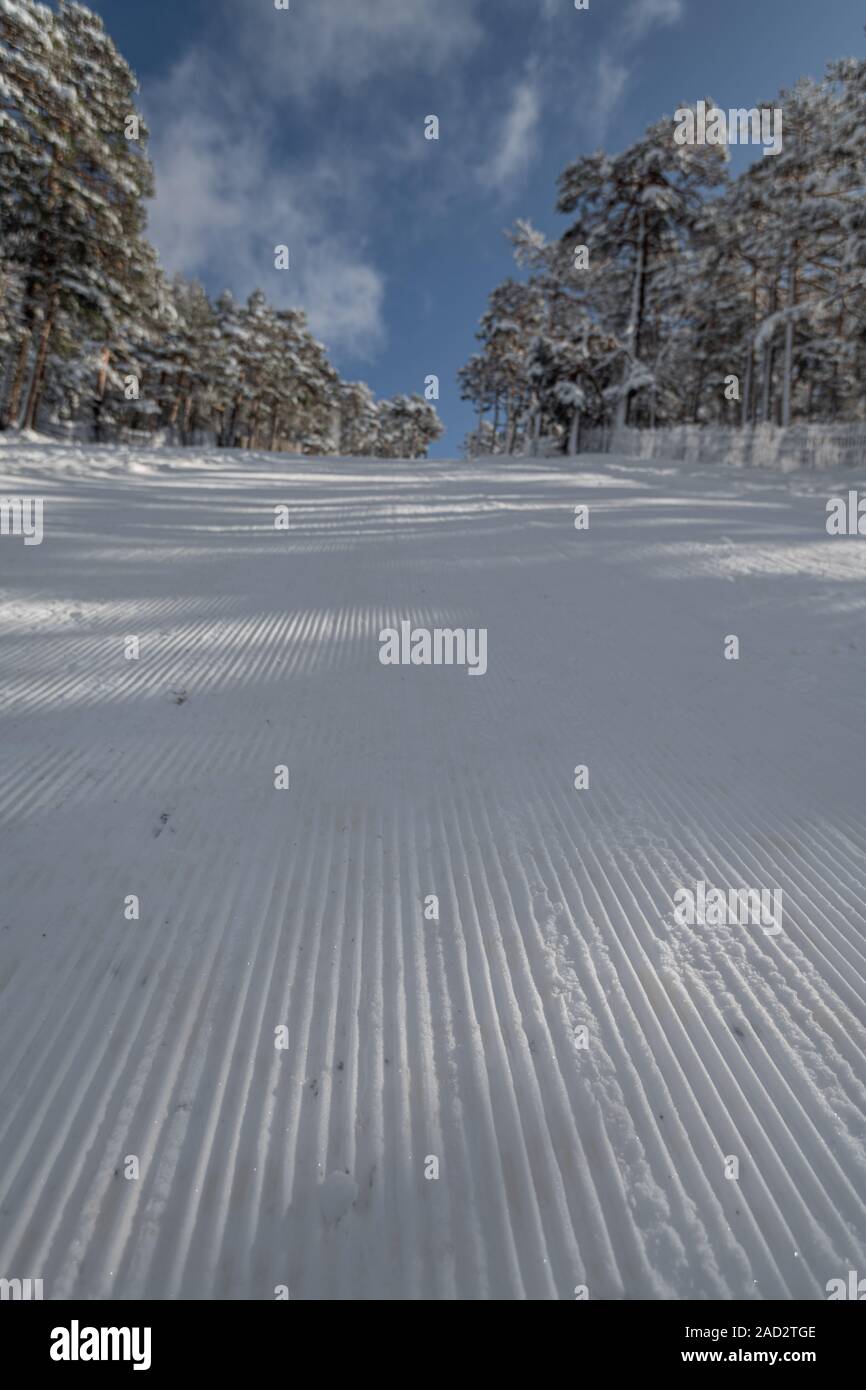 Pistes de ski de piste, montrant le velours côtelé pour skate-ski et pistes classique Banque D'Images