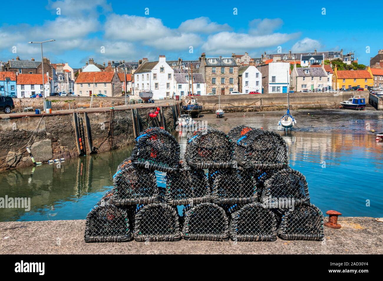 Front de mer de la station balnéaire pittoresque village de St Monans dans l'East Neuk de Fife, en Écosse, vu à travers le port. Banque D'Images