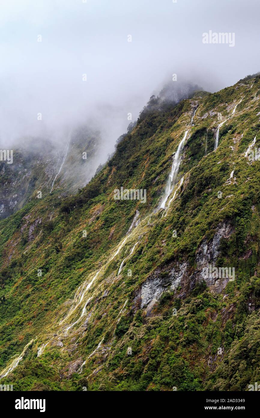 Cascades de Milford Sound. La plupart de ces sont temporaires, l'eau de pluie n'a pas de sol pour l'absorber de manière fonctionne sur le rock dans le son ci-dessous. Banque D'Images