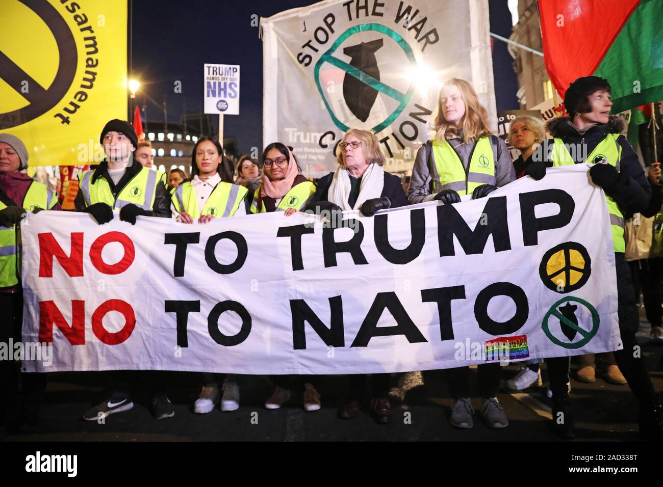 Anti-Trump les protestataires à Trafalgar Square, Londres, pour un 'NHS' Hands off notre protestation contre le président américain, qui est dans la capitale que les dirigeants de l'Otan pour célébrer 70 ans de l'alliance. Banque D'Images