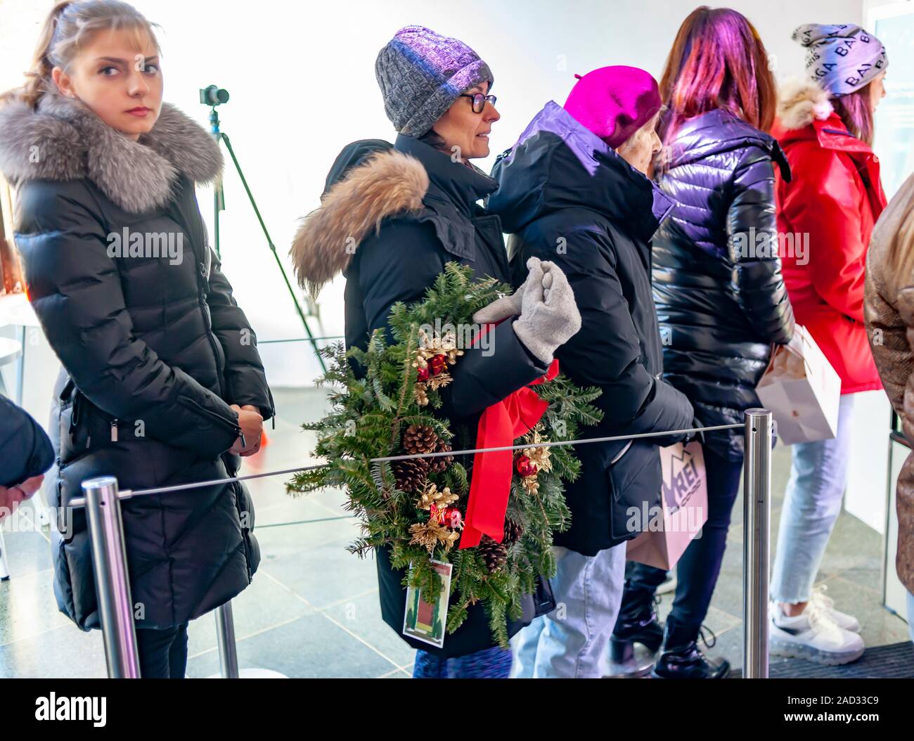 Les participants s'alignent pour free donuts à l'American Express pop-up la promotion de la société de carte de crédit pour les petites entreprises, samedi, à Soho, à New York, le samedi, Novembre 30, 2019. (© Richard B. Levine) Banque D'Images