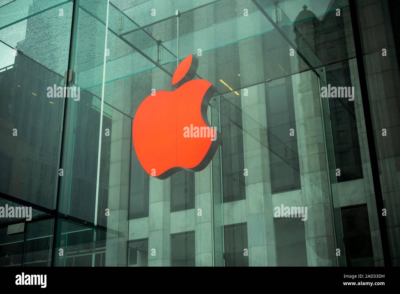 L'Apple Store de la Cinquième Avenue dans le quartier de Midtown à New York, présente son logo lumineux (rouge) en marquant la Journée mondiale du SIDA, le dimanche, Décembre 1, 2019. Apple a conclu un partenariat avec (RED) pendant 13 ans faisant un don de 220 millions de dollars selon Apple. (© Richard B. Levine) Banque D'Images