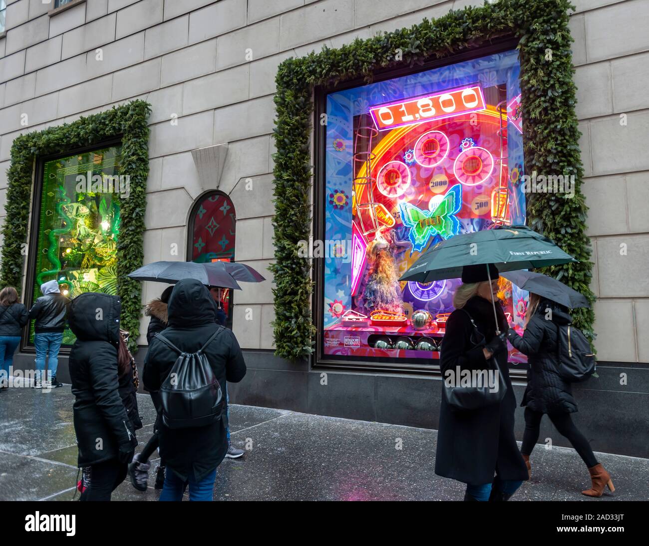 La foule des visiteurs de Bergdorf Goodman à New York voir l'affichage de la fenêtre de vacances le Dimanche, Décembre 1, 2019. Bergdorf Goodman est administré par Neiman Marcus.(© Richard B. Levine) Banque D'Images