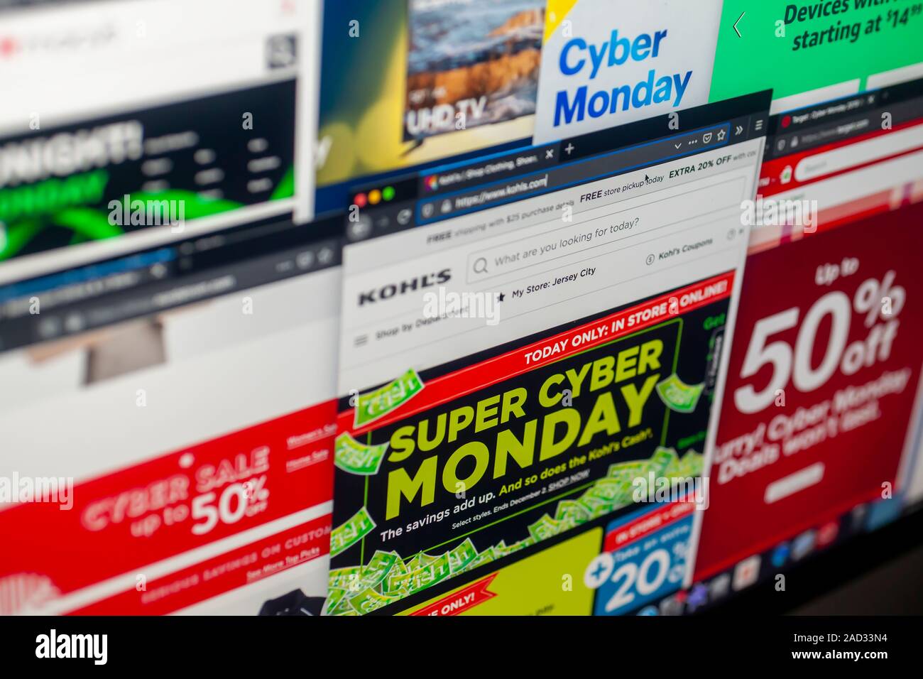 Un pot-pourri des sites web à partir d'un melange de détaillants vantant leurs ventes CyberMonday le Lundi, Décembre 2, 2019. Selon Adobe Analytics estime Cyber Monday est l'économie d'achats en ligne parmi les 24 avec des ventes devrait être de l'ordre de 9,4 milliards de dollars, ajoutant à l'enregistrement des dépenses pour l'établissement le week-end du vendredi noir. (© Richard B. Levine) Banque D'Images