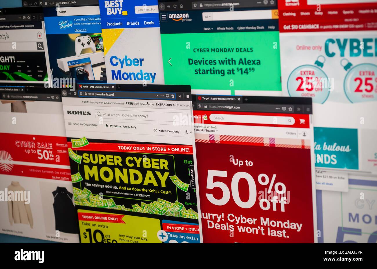 Un pot-pourri des sites web à partir d'un melange de détaillants vantant leurs ventes CyberMonday le Lundi, Décembre 2, 2019. Selon Adobe Analytics estime Cyber Monday est l'économie d'achats en ligne parmi les 24 avec des ventes devrait être de l'ordre de 9,4 milliards de dollars, ajoutant à l'enregistrement des dépenses pour l'établissement le week-end du vendredi noir. (© Richard B. Levine) Banque D'Images