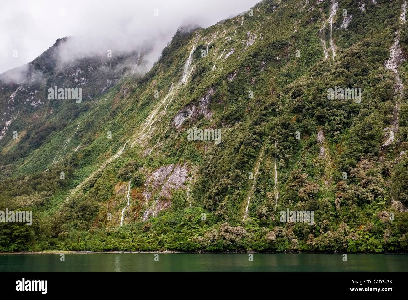 De nombreuses chutes d'eau temporaire jusqu'au printemps après la pluie comme il n'y a pas de sol pour absorber le ruissellement sur les falaises. Les plantes sont subies par les algues. Banque D'Images