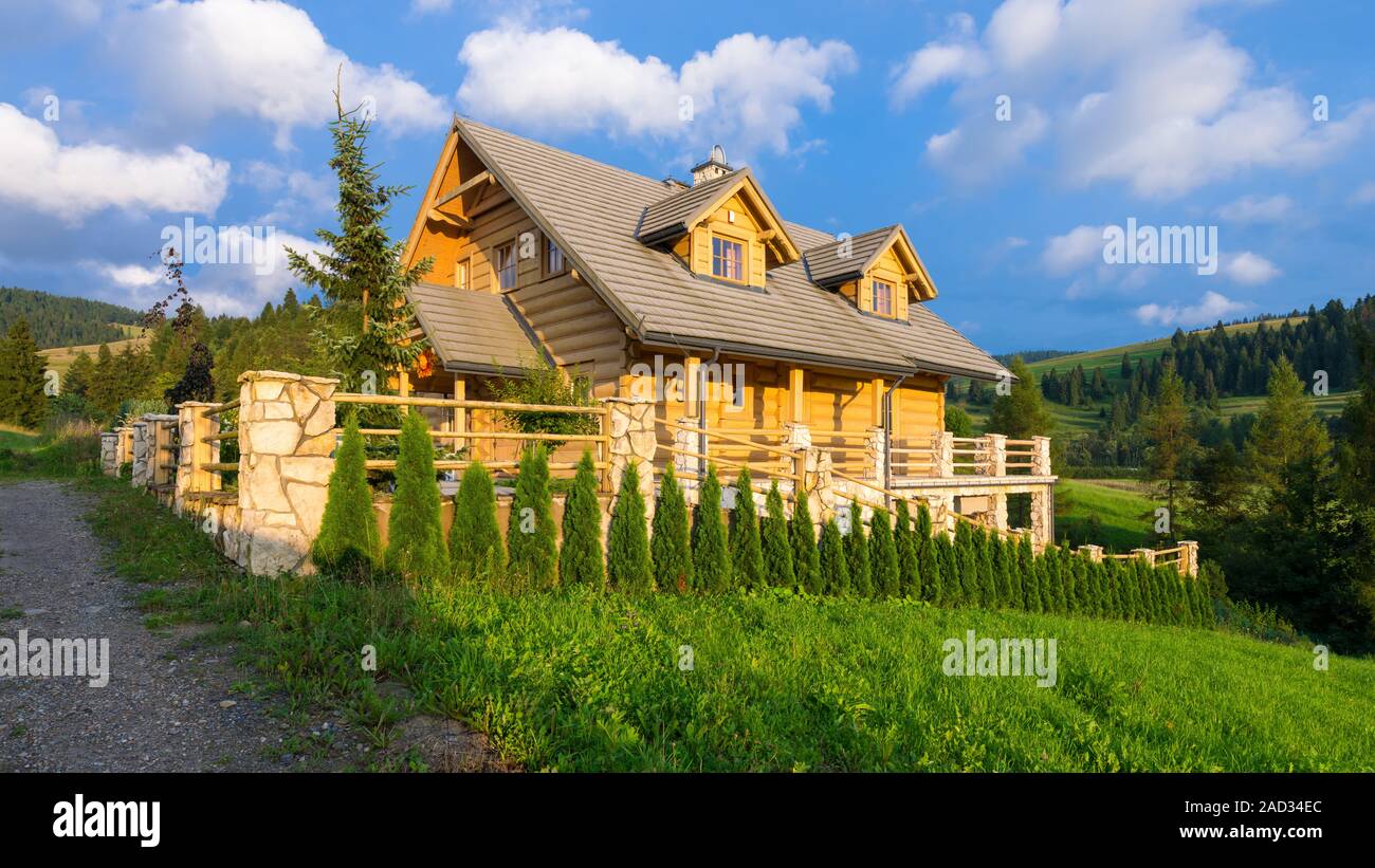 Maison de montagne traditionnel en bois construit à partir de bois de sciage sur la journée ensoleillée d'été Banque D'Images