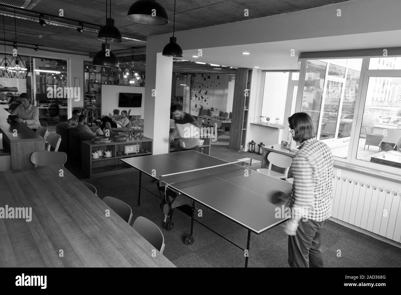Jouer ping pong pong à creative office space Banque D'Images