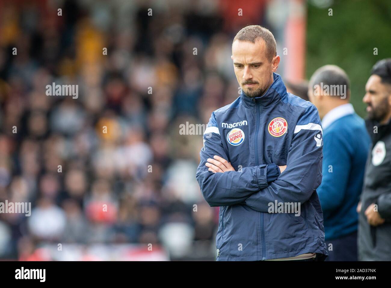 Mark Sampson, pas de côté pendant tout en jeu de manager du Club de Football de Stevenage Banque D'Images