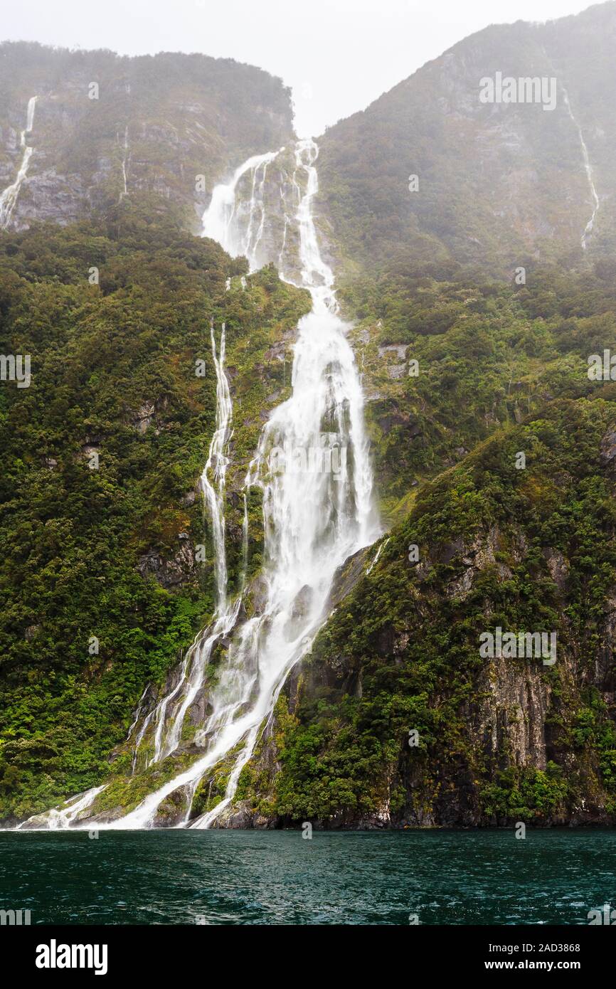 De nombreuses chutes d'eau temporaire jusqu'au printemps après la pluie comme il n'y a pas de sol pour absorber le ruissellement sur les falaises. Les plantes sont subies par les algues. Banque D'Images