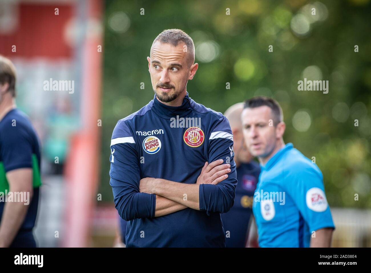 Mark Sampson, pas de côté pendant tout jeu mangeoire de Stevenage Football Club Banque D'Images