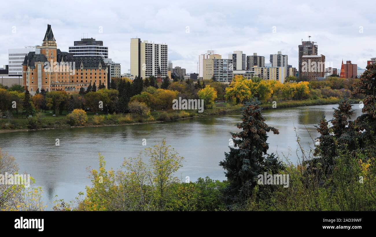 Une vue de Saskatoon, Canada cityscape by river Banque D'Images