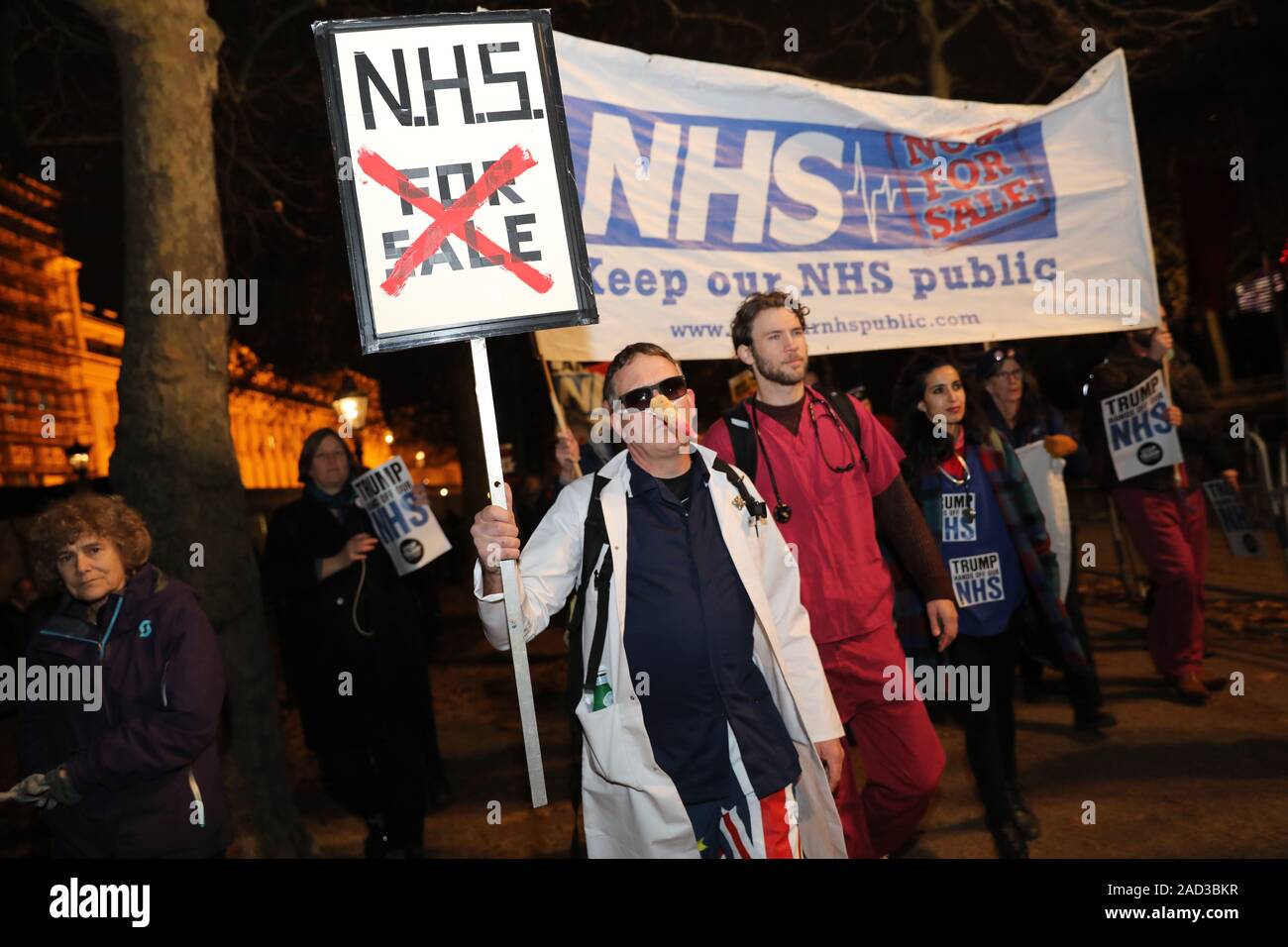 NHS infirmières et médecins dans le centre de Londres, au cours d'une 'NHS' Hands off notre protestation contre Donald Trump, qui est dans la capitale que les dirigeants de l'Otan pour célébrer 70 ans de l'alliance. Banque D'Images