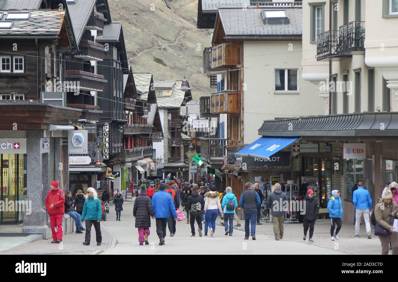 Straßenszene, Bahnhofstraße, Zermatt, Valais, Suisse Photo Stock - Alamy