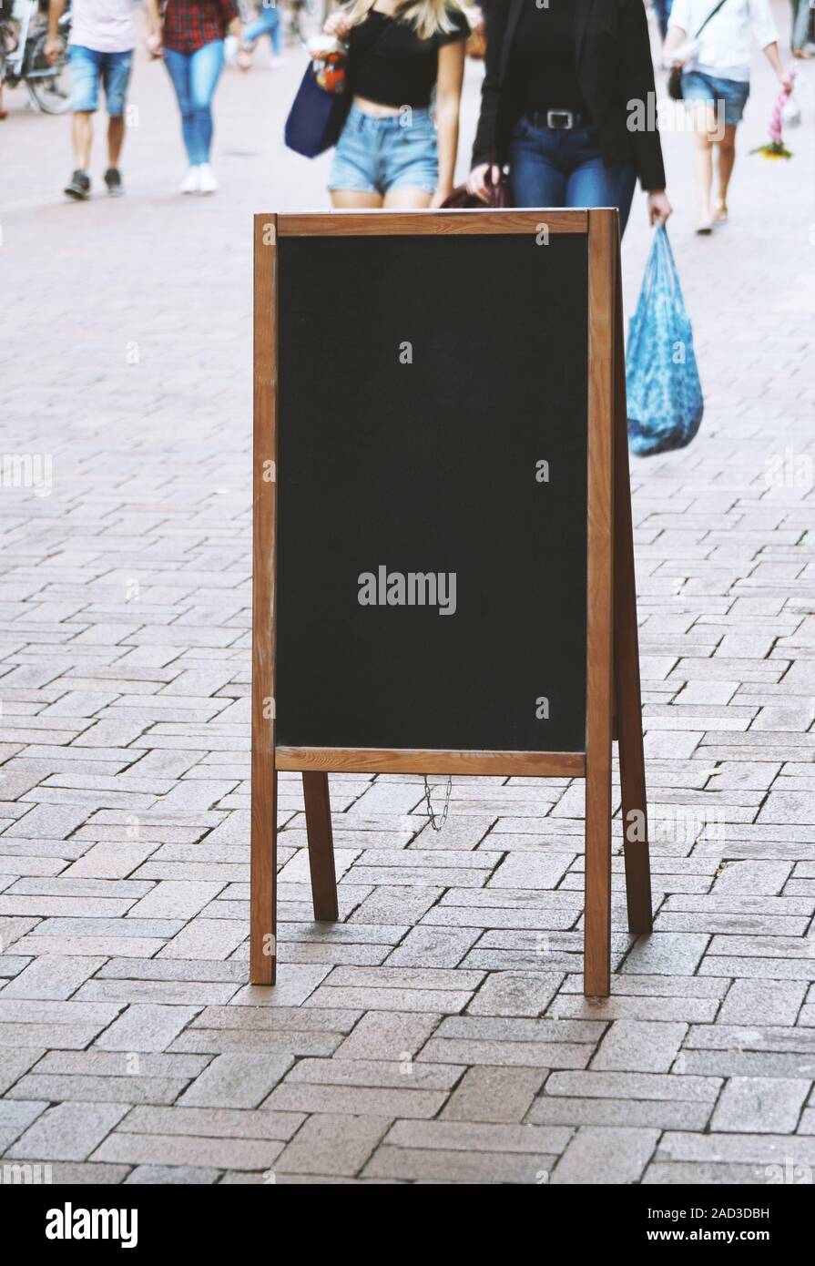 Tableau noir tableau vierge de signe de publicité ou le client l'obturateur en rue piétonne commerçante Banque D'Images