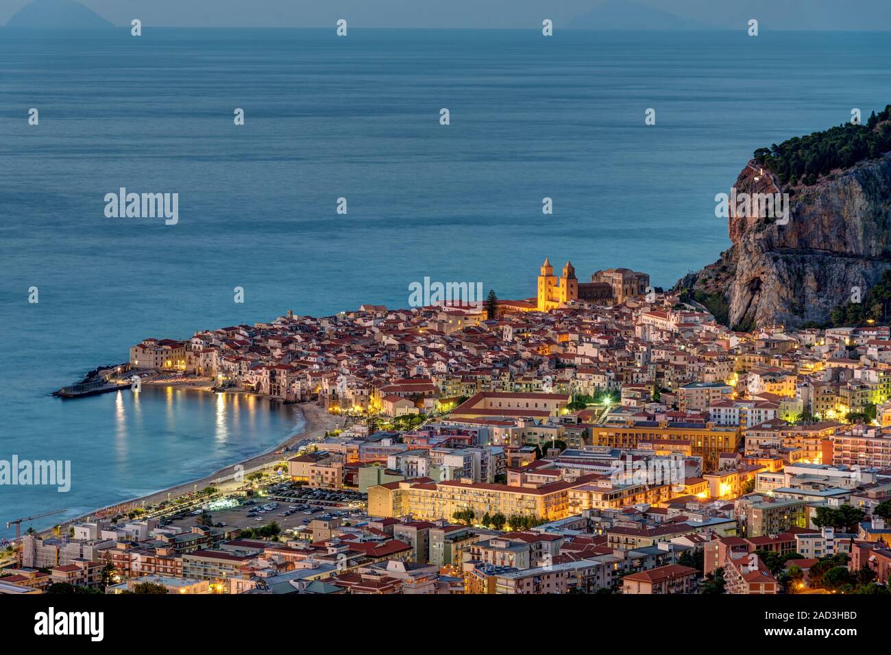 La vieille ville de Cefalù, sur la côte nord de la Sicile à l'aube Banque D'Images