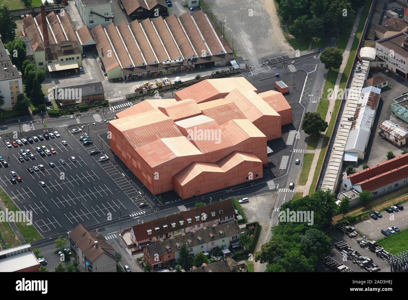 L'architecture à Saint-Louis, France. Salle des fêtes moderne dans la forme d'un bloc de construction. Banque D'Images