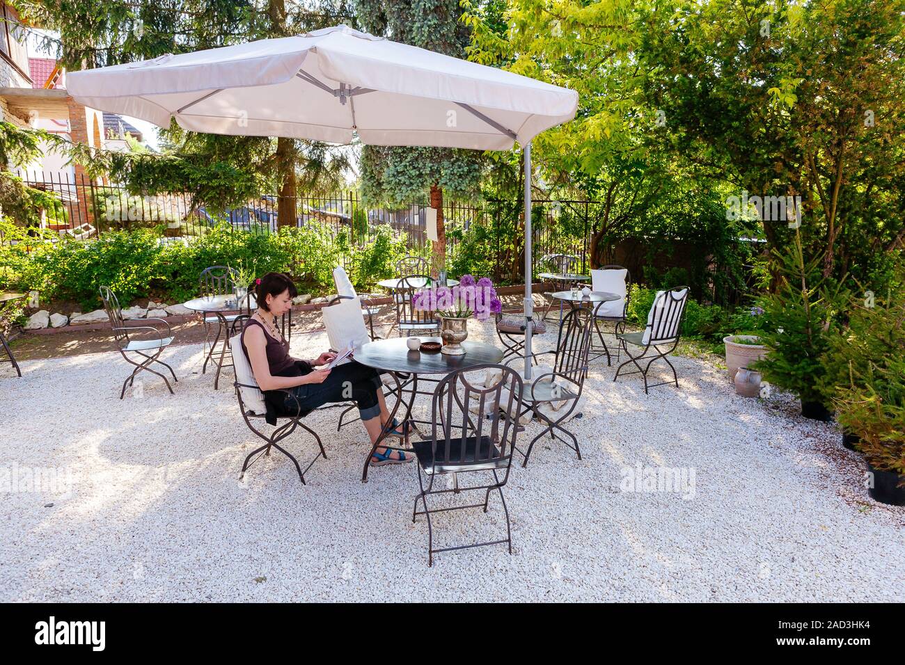 Tables et chaises de café en plein air Banque D'Images