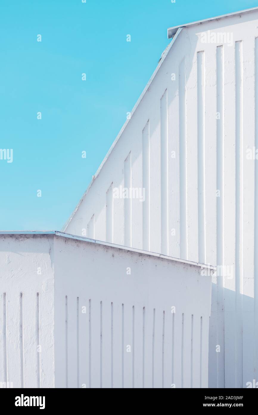 Résumé en milieu urbain, mur de béton blanc contre le ciel bleu. La géométrie et des formes d'un minimalisme architectural. Banque D'Images