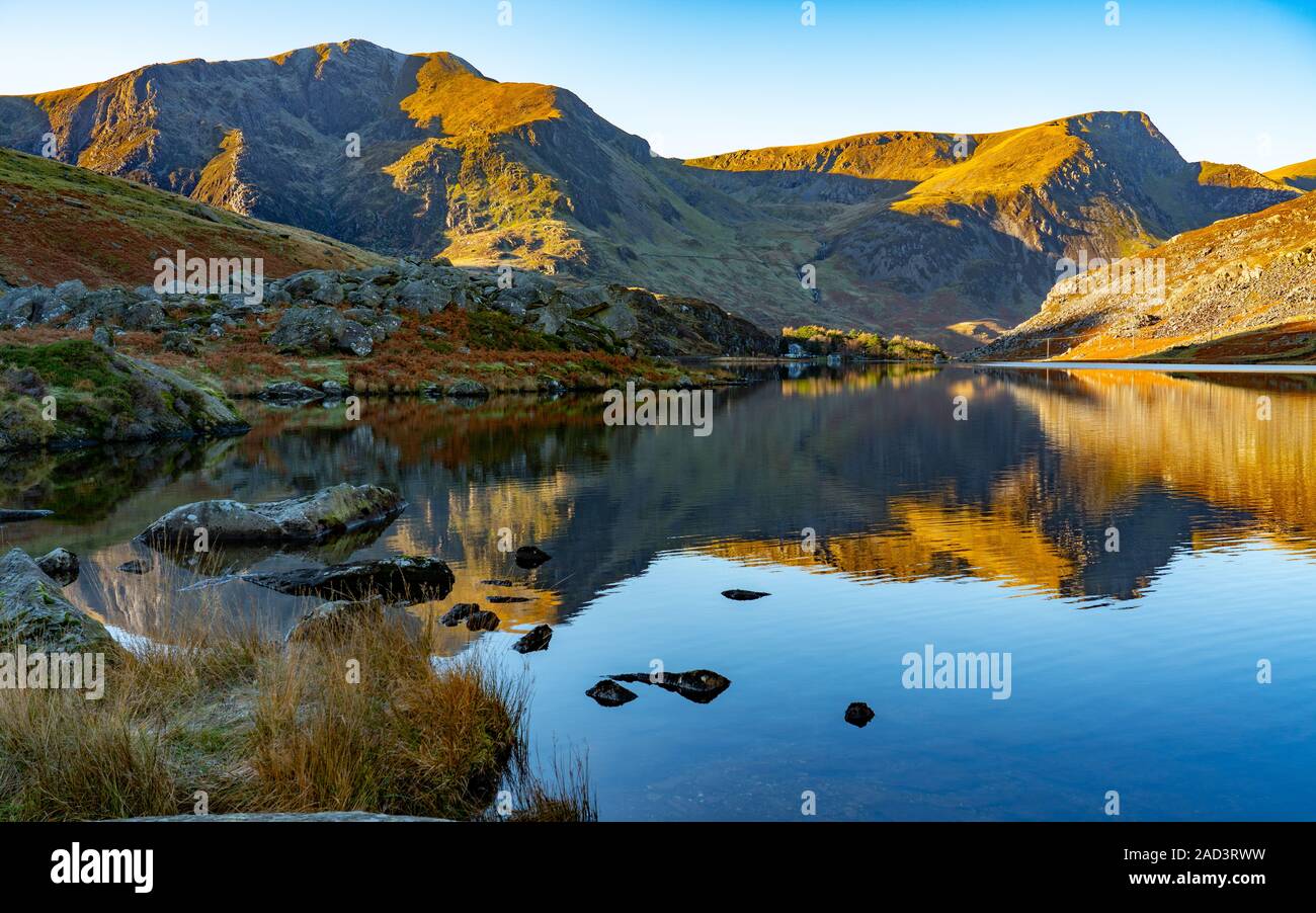Lac Ogwen, près de Bethesda, Gwynedd, Snowdonia, Nord du Pays de Galles. Image prise en novembre 2019. Banque D'Images