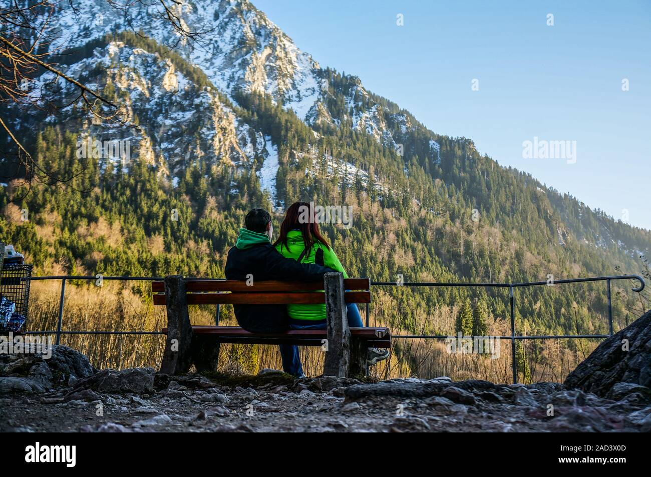 Couple assis sur un banc près des montagnes Banque D'Images