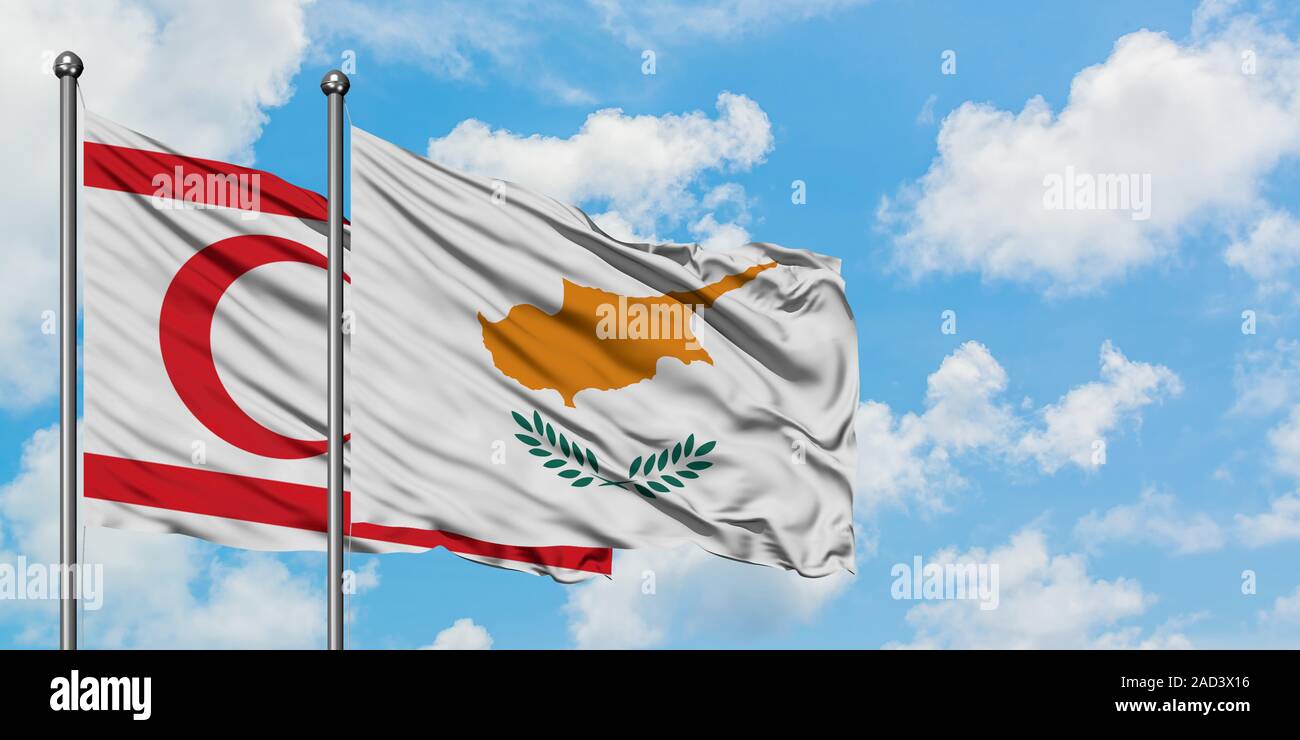 Le nord de Chypre et de brandir le drapeau de Chypre dans le vent contre ciel bleu nuageux blanc ensemble. Concept de diplomatie, de relations internationales. Banque D'Images