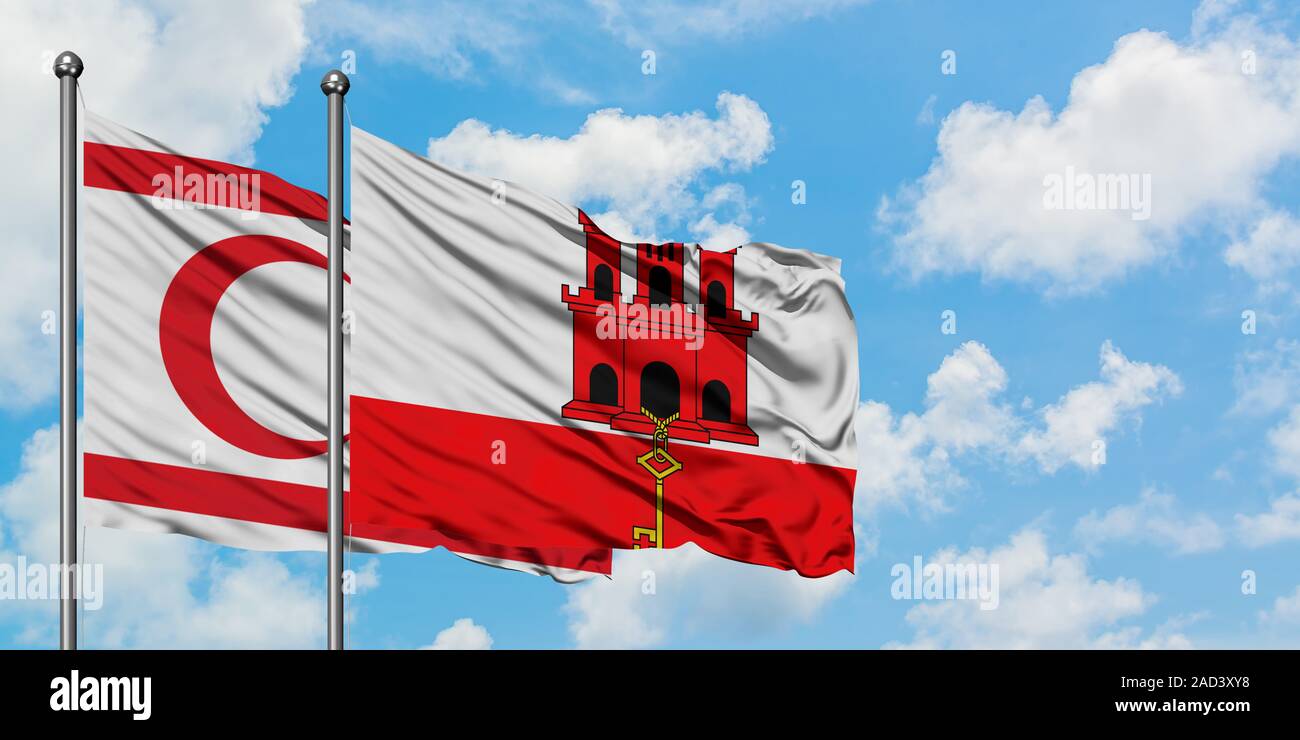 Le nord de Chypre et de brandir le drapeau de Gibraltar dans le vent contre ciel bleu nuageux blanc ensemble. Concept de diplomatie, de relations internationales. Banque D'Images