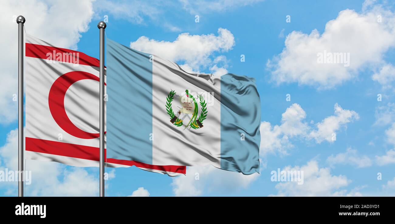 Le nord de Chypre et de brandir le drapeau du Guatemala dans le vent contre ciel bleu nuageux blanc ensemble. Concept de diplomatie, de relations internationales. Banque D'Images