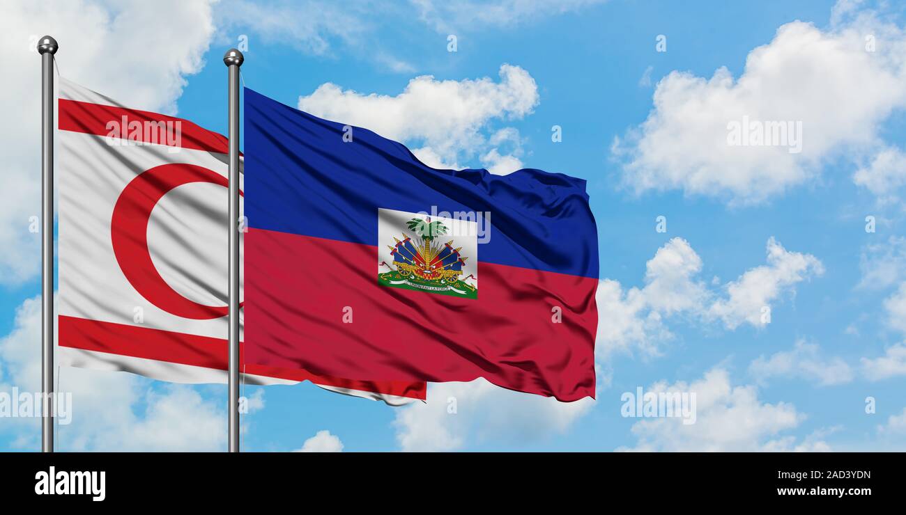 Le nord de Chypre et de brandir le drapeau d'Haïti dans le vent contre ciel bleu nuageux blanc ensemble. Concept de diplomatie, de relations internationales. Banque D'Images