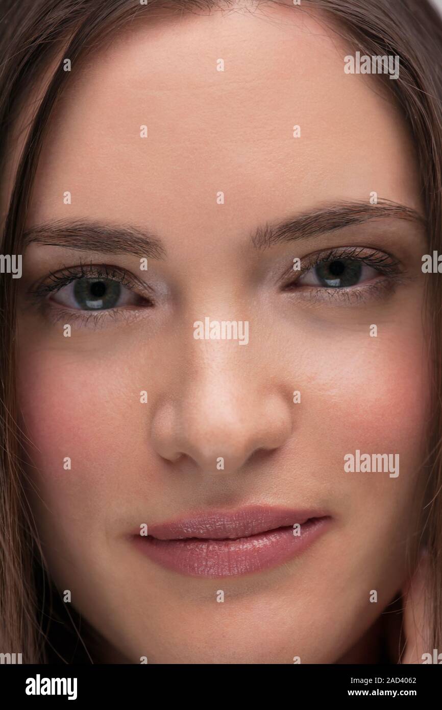 Portrait de belle jeune femme brune Banque D'Images