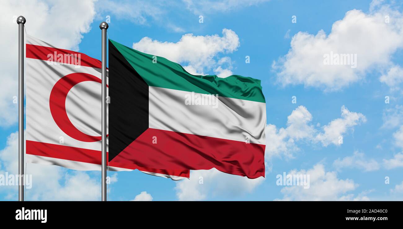 Le nord de Chypre et de brandir le drapeau du Koweït dans le vent contre ciel bleu nuageux blanc ensemble. Concept de diplomatie, de relations internationales. Banque D'Images