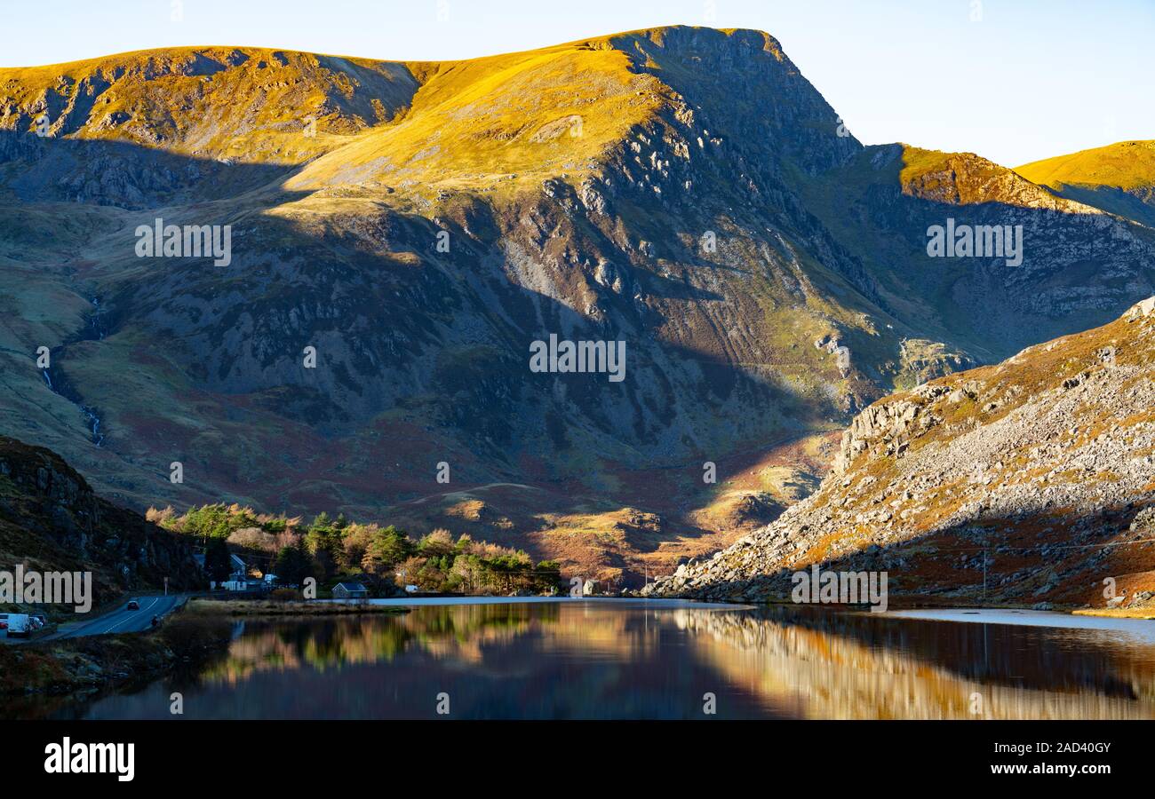 Lac Ogwen, près de Bethesda, Gwynedd, Snowdonia, Nord du Pays de Galles. Image prise en novembre 2019. Banque D'Images