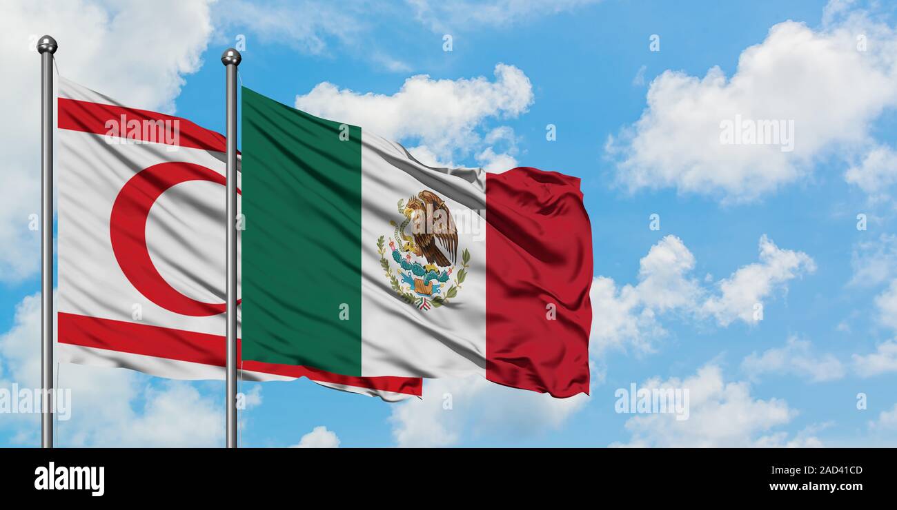 Chypre du nord et Mexique drapeaux dans le vent contre ciel bleu nuageux blanc ensemble. Concept de diplomatie, de relations internationales. Banque D'Images